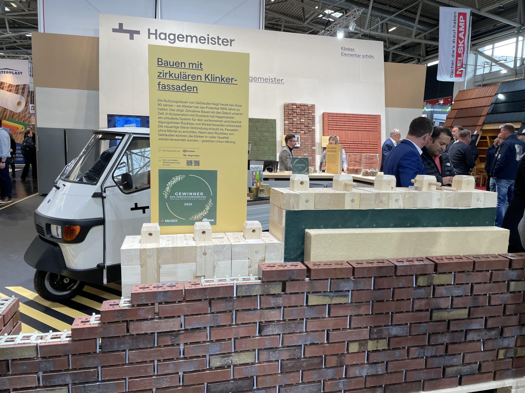 Eine in Massivholzbauweise gemauerte Wand mit Fassade und Dämmung bei einem Workshop über modulares Bauen in unserem Stammwerk in Tübingen