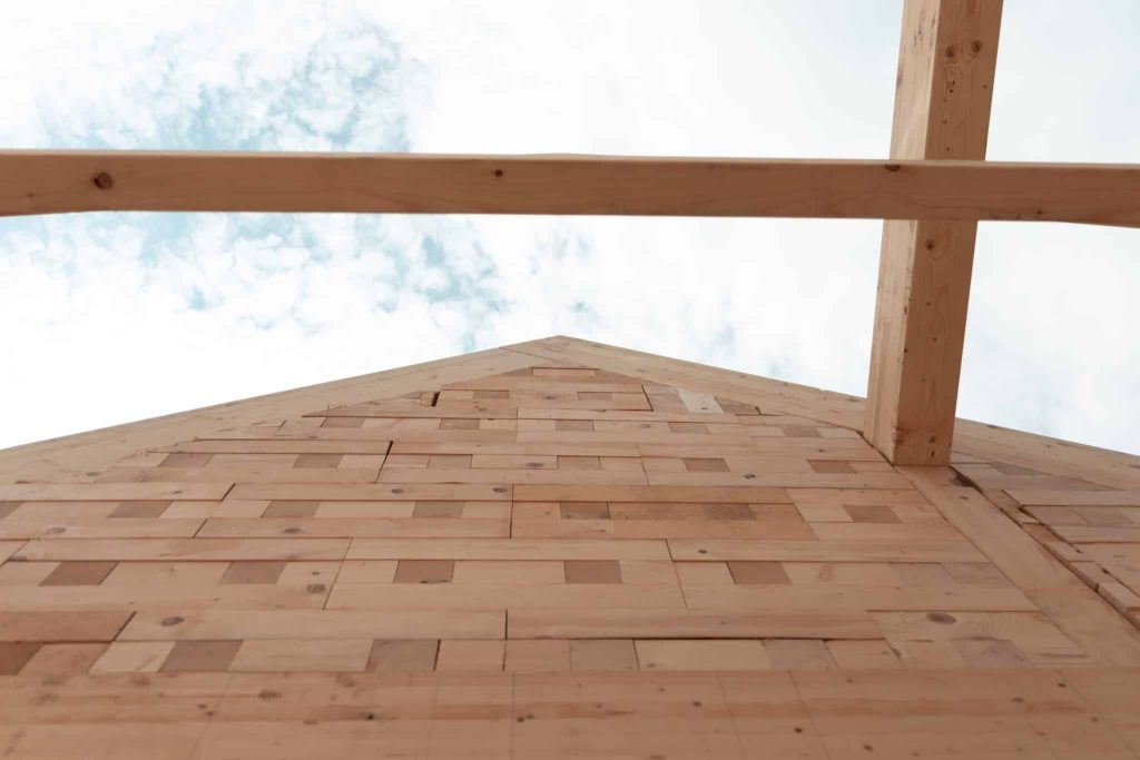 Bauen mit Holz in Frankfurt: Dort wurde ein Einfamilienhaus als unser Pilotprojekt mithilfe der TRIQBRIQ Holzbausysteme als Holzbau ohne Leim realisiert.