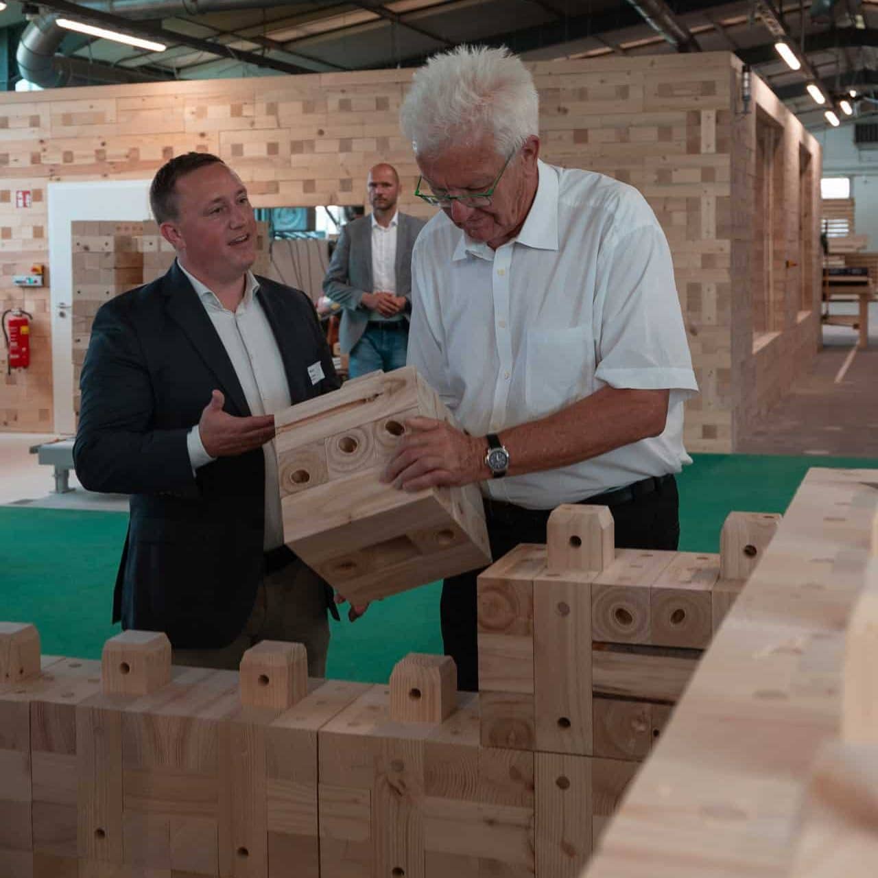 Nachhaltig bauen: Winfried Kretschmann zu Besuch im Holzmassivbau Stammwerk der TRIQBRIQ AG in Tübingen