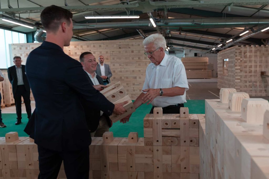 Nachhaltig bauen: Winfried Kretschmann zu Besuch im Holzmassivbau Stammwerk der TRIQBRIQ AG in Tübingen