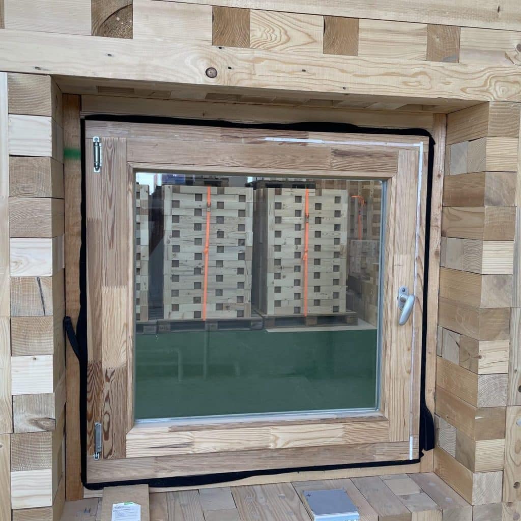 Beispiel eines Wanddurchbruchs an einem nachhaltigen Holzmassivhaus als modularer Holzbau
